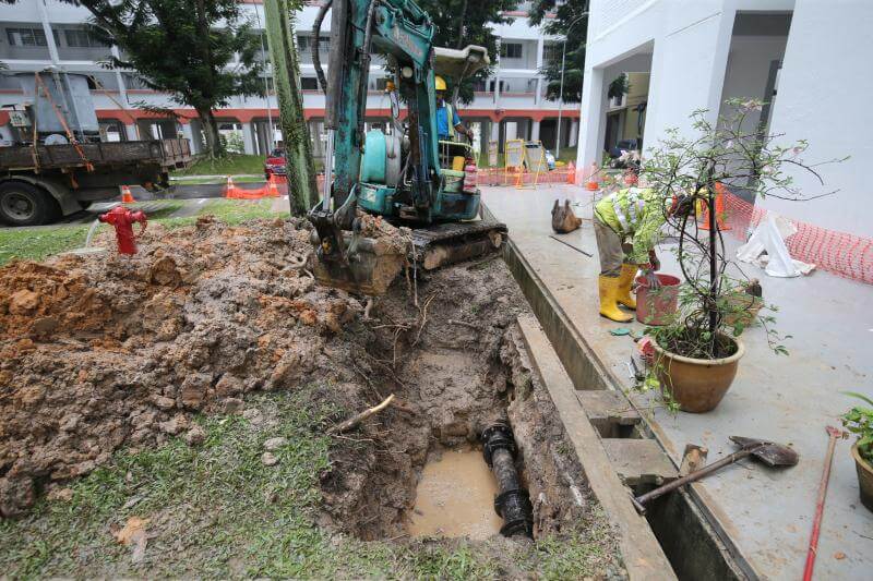 又双叒叕现地下水管爆裂，事故起因正在调查！-热点新加坡