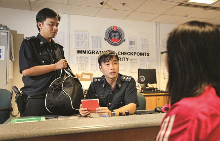 新加坡移民局呼吁游客检查好证件再通关!-热点新加坡