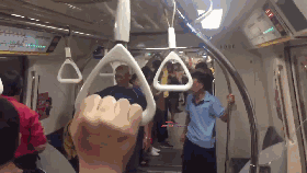 新加坡男子地铁抢座辱骂中国人：你就是一条狗！-热点新加坡