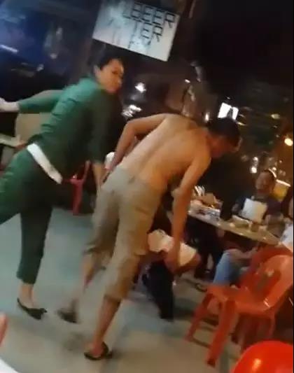 华人女子与人争执被打后 撒泼打滚，还自拍！！！-热点新加坡
