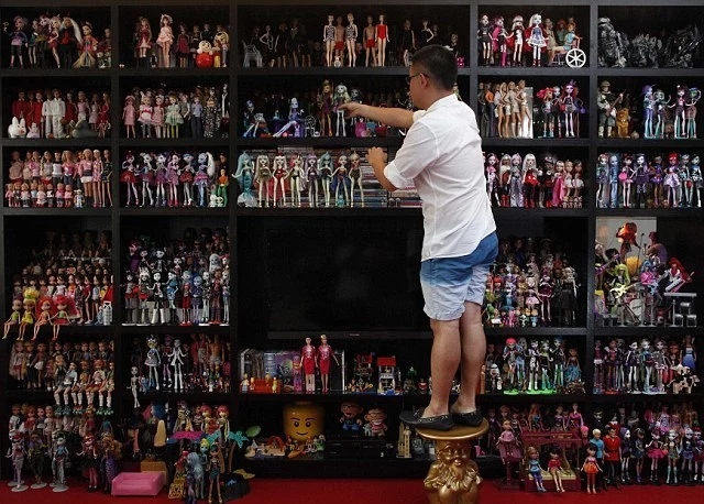 男子收集上万洋娃娃成瘾  欲豪宅供养?-热点新加坡