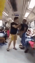 惊了！新加坡人又双叒叕在地铁滋事-热点新加坡