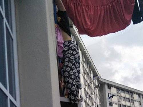 新加坡一女佣失足跌出窗户 千钧一发！-热点新加坡