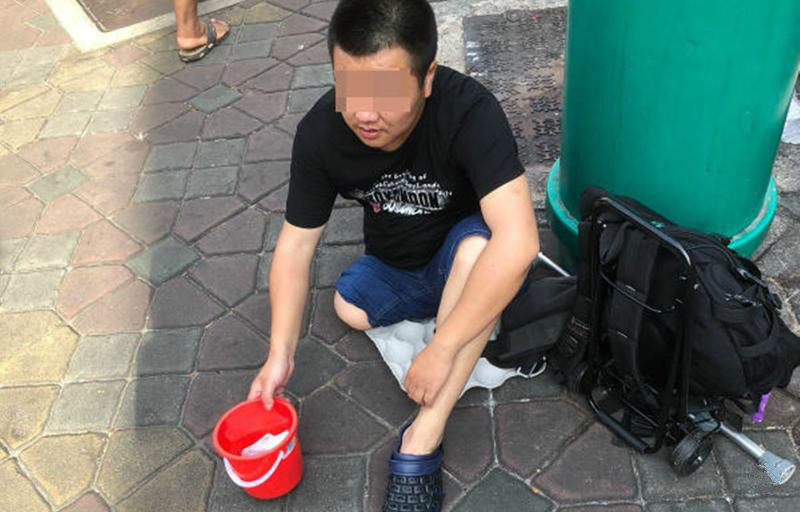 该同情吗？ 断肢中国男在义顺求乞-热点新加坡