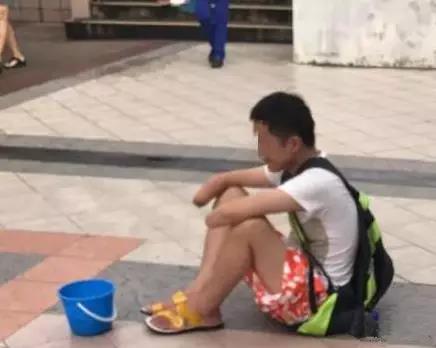 该同情吗？ 断肢中国男在义顺求乞-热点新加坡