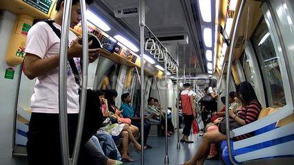 为方便乘客选择车厢  新加坡地铁根据颜色显示拥挤度-热点新加坡