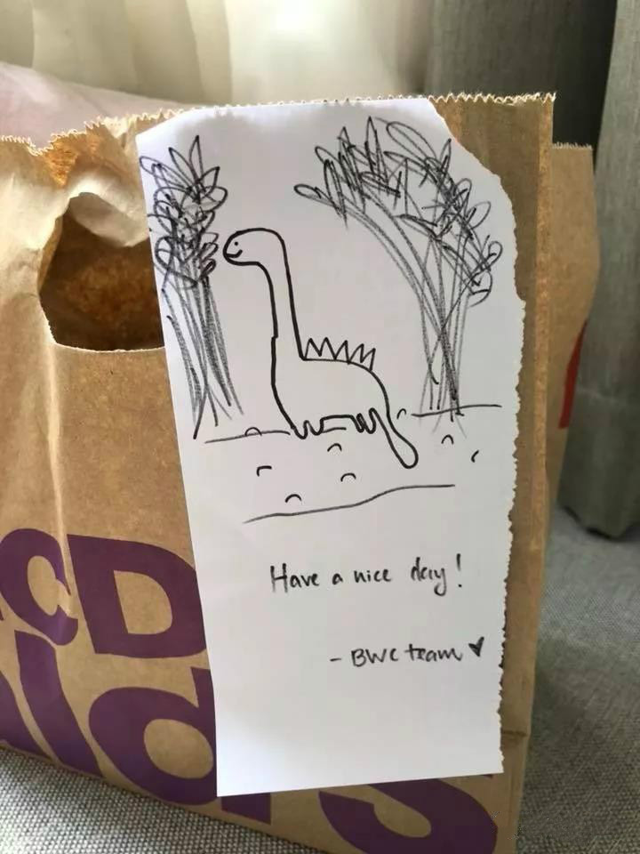 新加坡麦当劳小哥为顾客画小恐龙 网友表示太暖心啦-热点新加坡