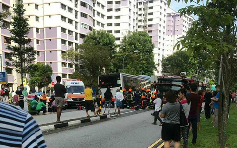 悲剧！母亲目睹男童过马路时被卷入巴士车底-热点新加坡