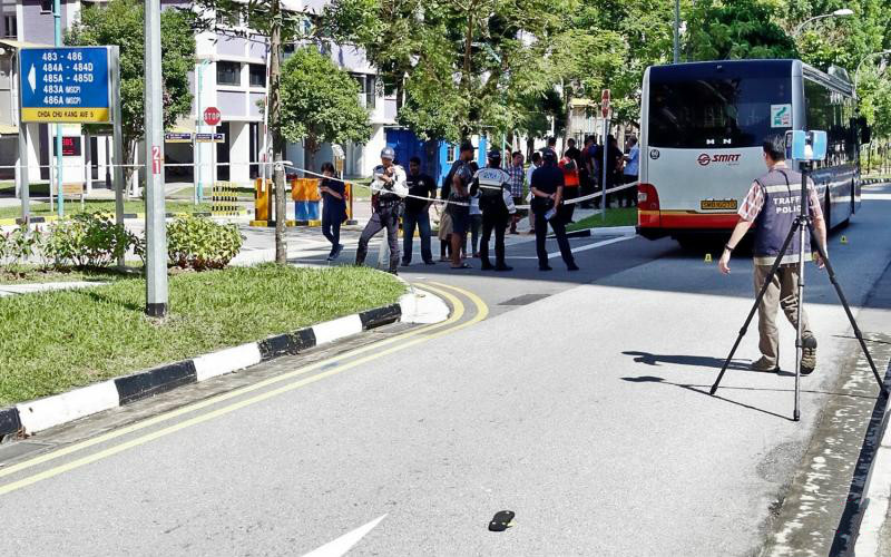 悲剧！母亲目睹男童过马路时被卷入巴士车底-热点新加坡