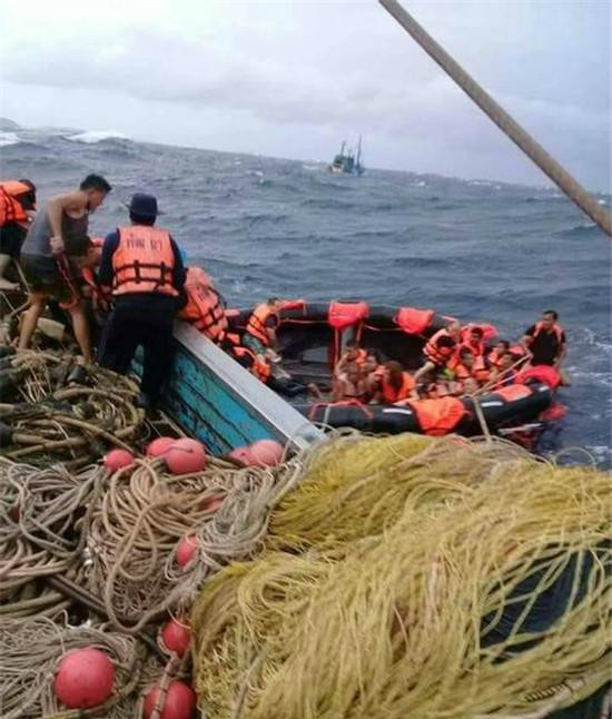 普吉岛载中国游客船只倾覆 数人失踪 1人不幸去世-热点新加坡