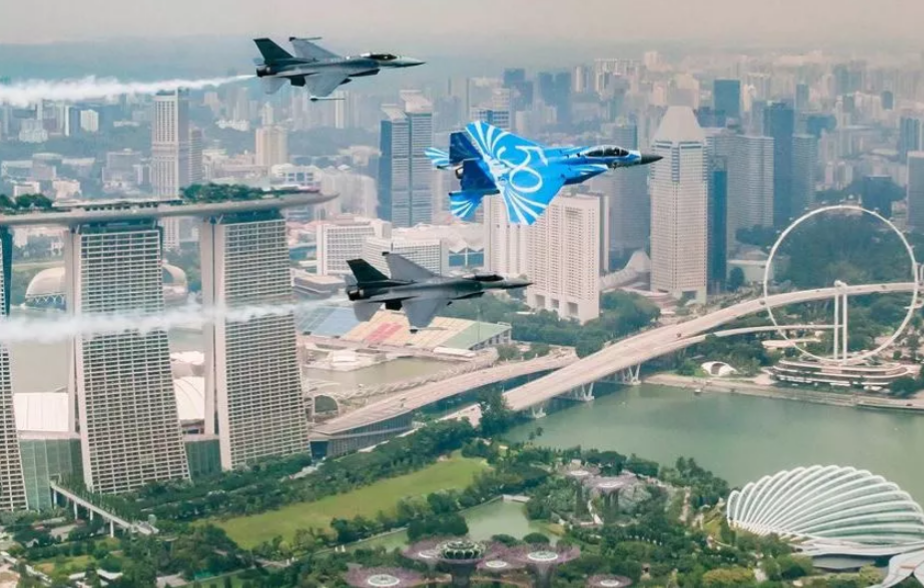 震撼飞行表演   空军成立50周年庆典-热点新加坡