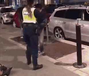 街头撒泼”装死” ! 中国游客遭瑞典警方粗暴对待 真相视频曝光！-热点新加坡