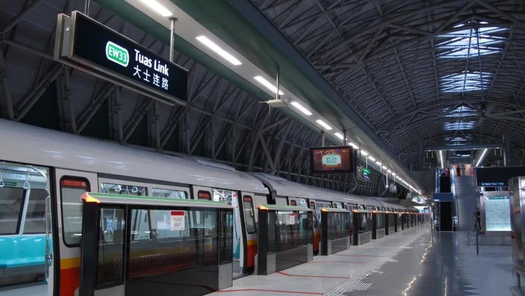 圣诞上海地铁惊现地铁”吃人“事件 新加坡也有此隐患！-热点新加坡