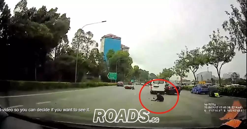慎点！一29岁女摩托车骑手被轿车撞飞后 又被另一辆货车碾过-热点新加坡
