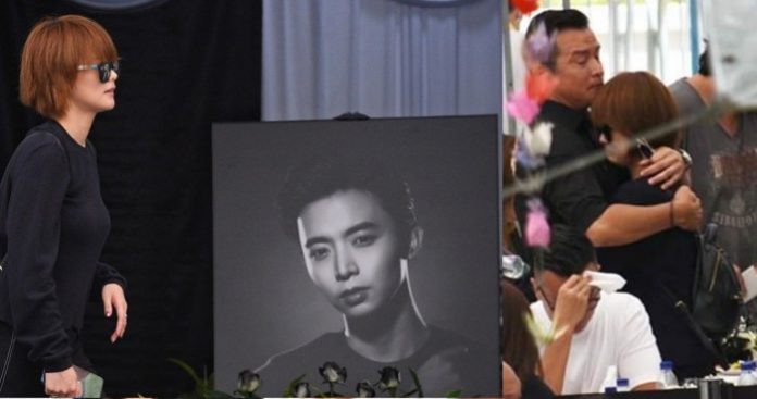 新加坡艺人冯伟衷举办追悼会 其女友在现场哭到崩溃-热点新加坡
