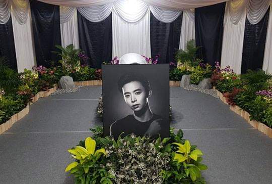 新加坡艺人冯伟衷举办追悼会 其女友在现场哭到崩溃-热点新加坡