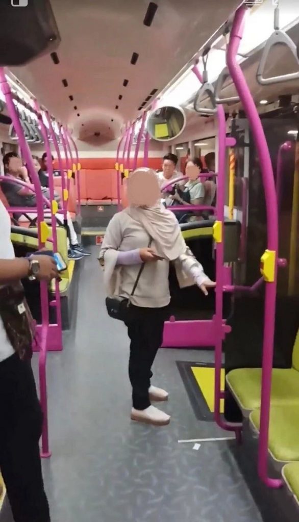 视频 | 女子人肉挡巴士 欲为何事？-热点新加坡