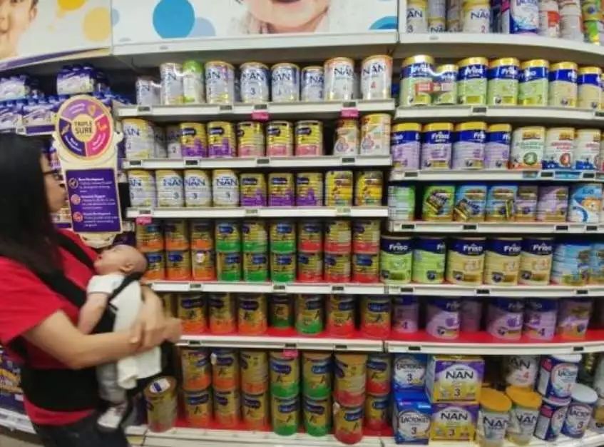 澳洲电视台公然指责新加坡妈妈抢购澳洲奶粉 致使澳洲本土奶粉断货……-热点新加坡