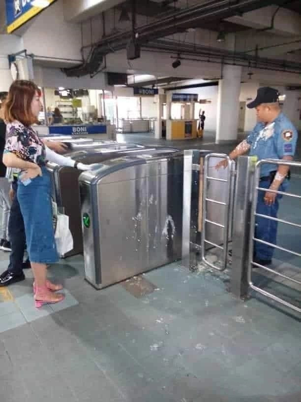 中国留学生因向菲律宾警员泼豆花被捕 引发菲律宾各方热议！-热点新加坡