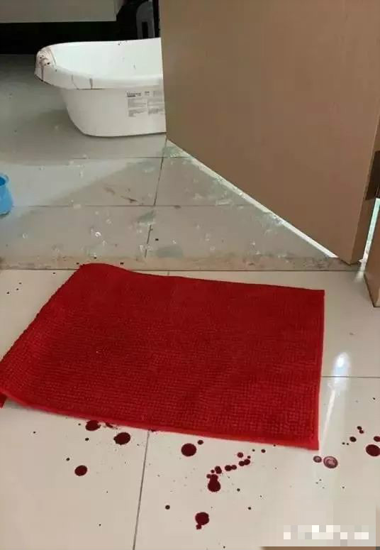 新加坡勿洛一带公寓的网友厨房钢化玻璃门突然爆裂！-热点新加坡