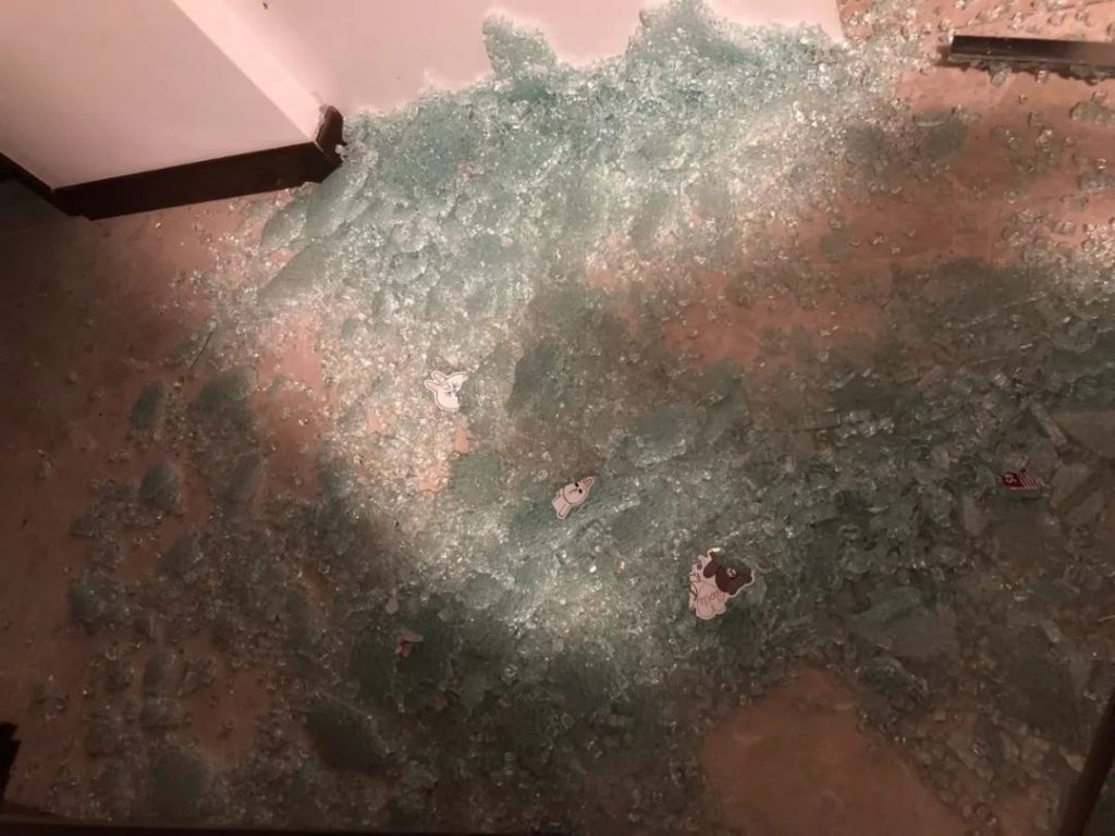 新加坡勿洛一带公寓的网友厨房钢化玻璃门突然爆裂！-热点新加坡