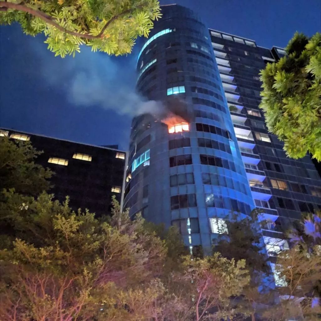 东陵路的一所豪华公寓深夜失火 火光漫天！-热点新加坡