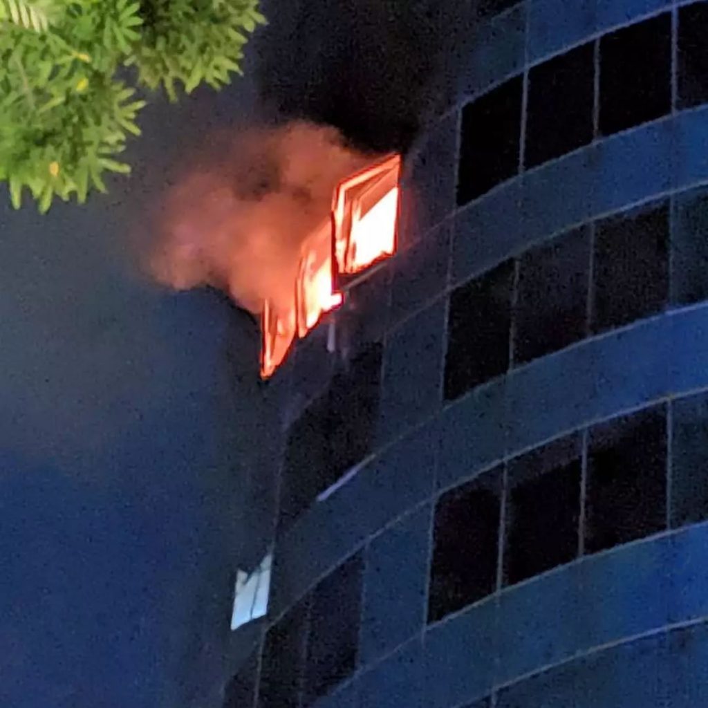 东陵路的一所豪华公寓深夜失火 火光漫天！-热点新加坡