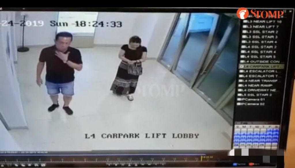 购物中心玻璃门突然倒下 一女子遭了秧-热点新加坡