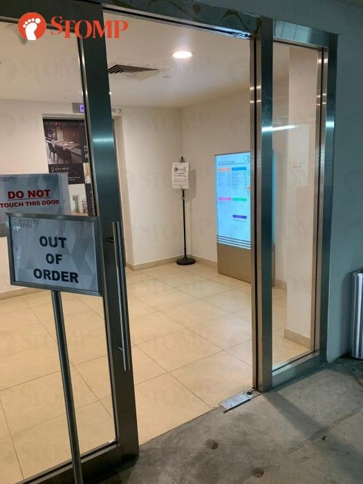 购物中心玻璃门突然倒下 一女子遭了秧-热点新加坡